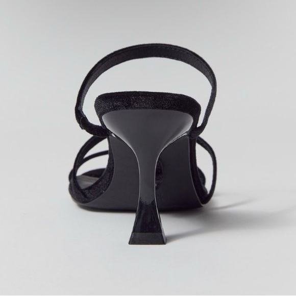 New urban outfitters Elegant Black Strappy Heels with Floral Accent, size 6 - Picture 4 of 7